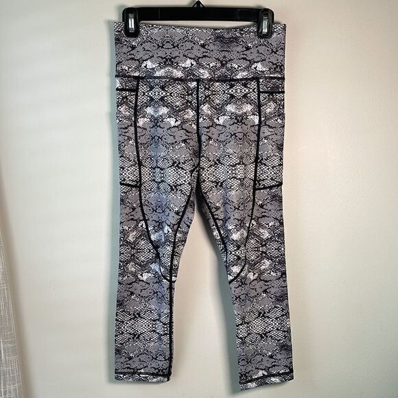 EUC Zyia Active Cobra Metallic Light n Tight Capri Legging Size 4 / Small - Picture 4 of 10